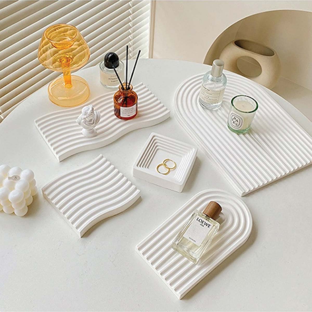 Plateau en Bois Ondulé | Élégant Plateau en Bois Naturel, Accessoire de Maison Stylé
