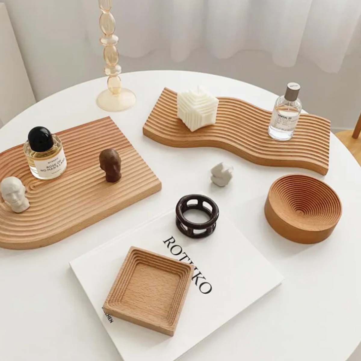 Plateau en Bois Ondulé | Élégant Plateau en Bois Naturel, Accessoire de Maison Stylé