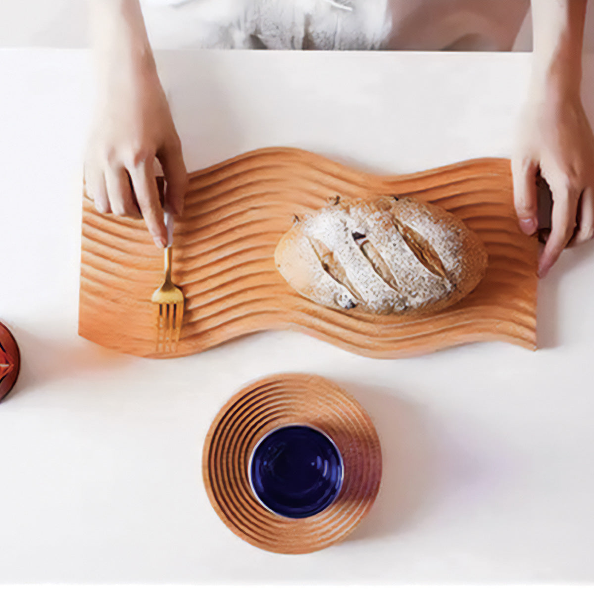 Plateau en Bois Ondulé | Élégant Plateau en Bois Naturel, Accessoire de Maison Stylé