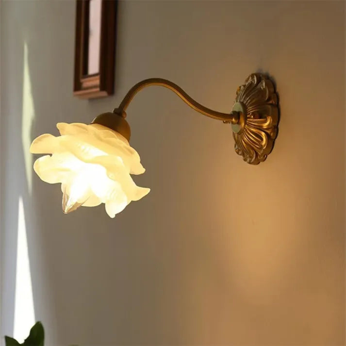 BlossomGlow | Applique Murale en Fer Patiné Cuivre Vintage