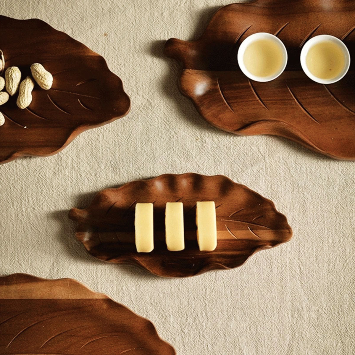 Plateau de service en bois de feuille de noyer abstrait | Écologique - Organisateur artistique pour desserts, apéritifs et bijoux