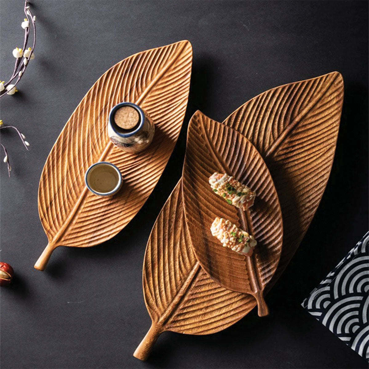 Plateau en Noyer Foncé avec Design de Feuille | Élégant Plateau de Service en Bois