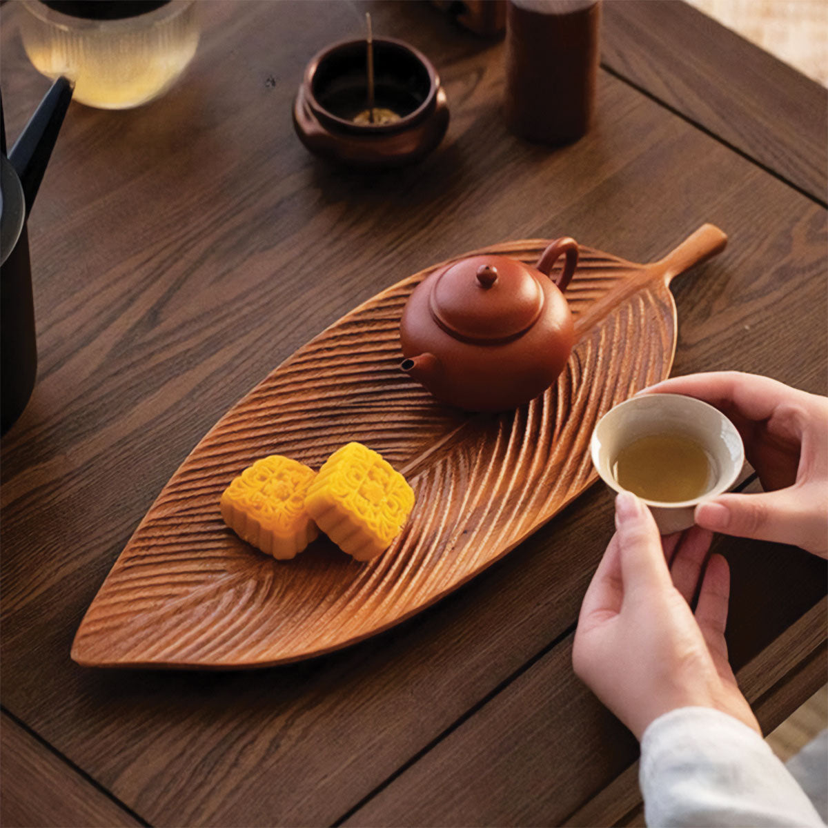 Plateau en Noyer Foncé avec Design de Feuille | Élégant Plateau de Service en Bois