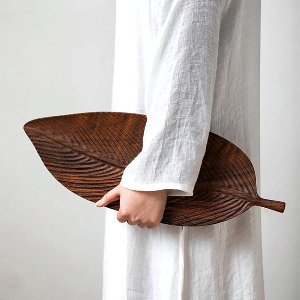 Plateau en Noyer Foncé avec Design de Feuille | Élégant Plateau de Service en Bois