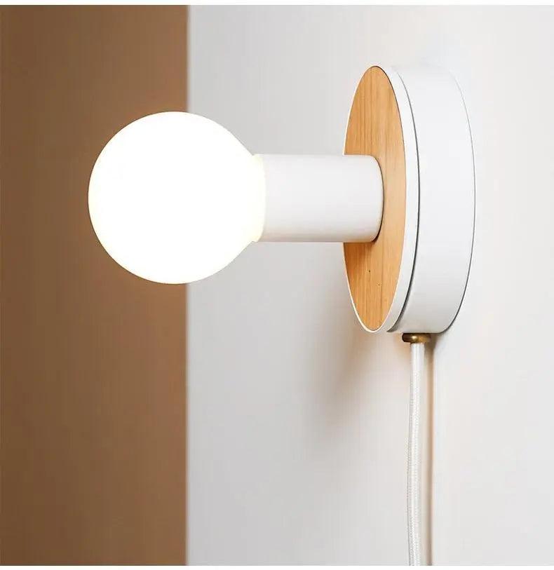Applique murale en bois avec prise | Ampoule E27 dimmable, abat-jour en verre blanc