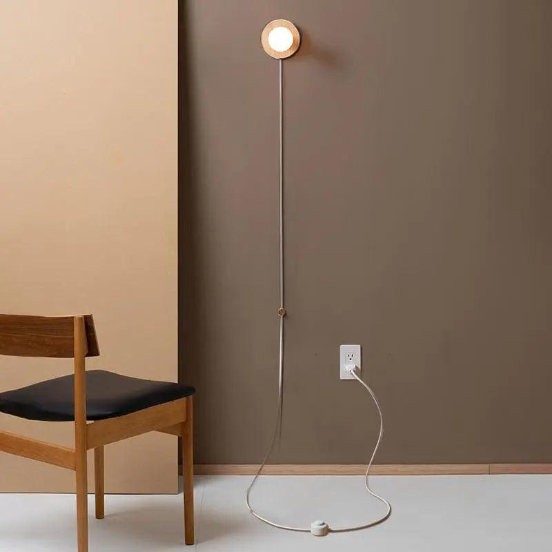 Applique murale en bois avec prise | Ampoule E27 dimmable, abat-jour en verre blanc