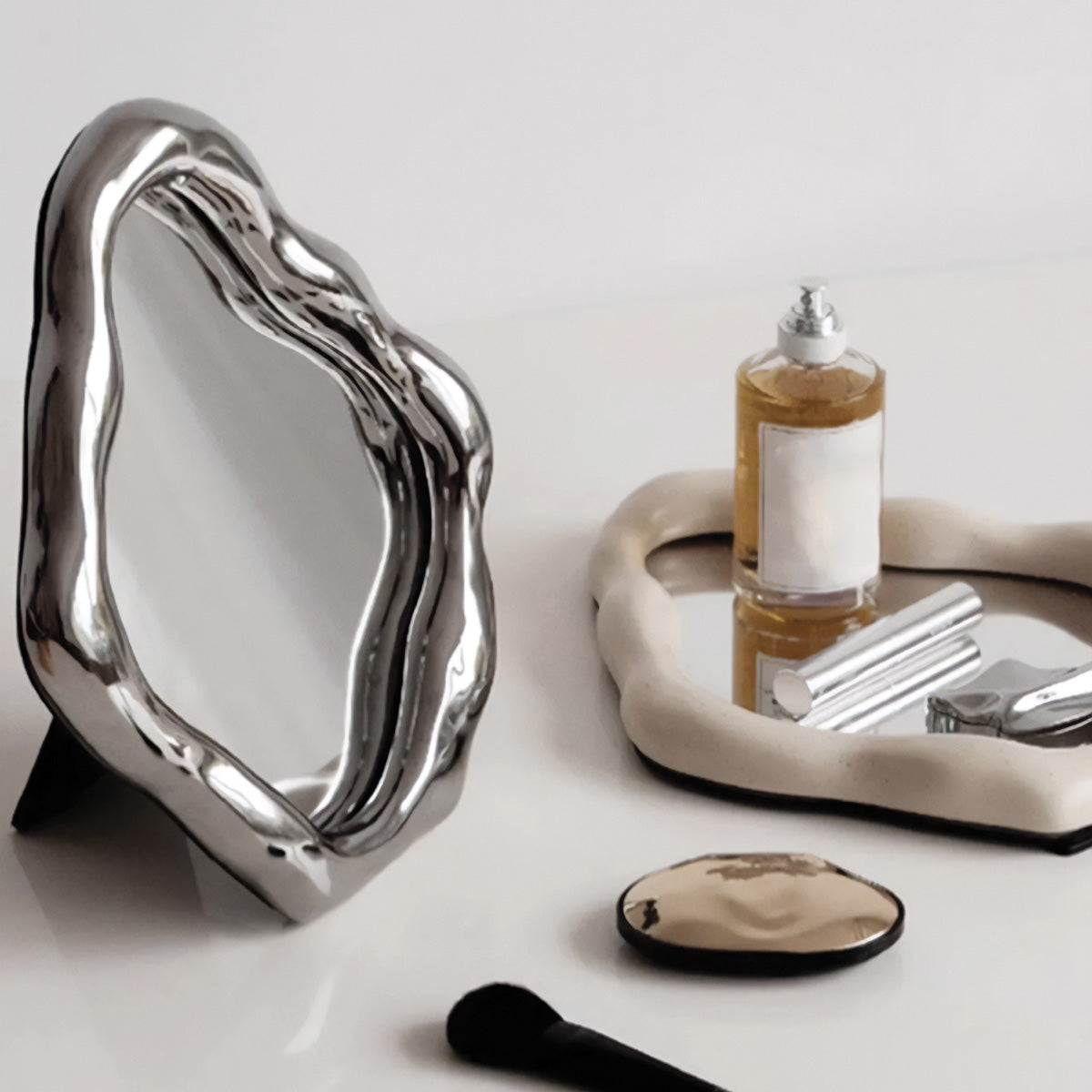 Miroir de Table Aura | Design Élégant, Parfait pour Toilette et Maquillage