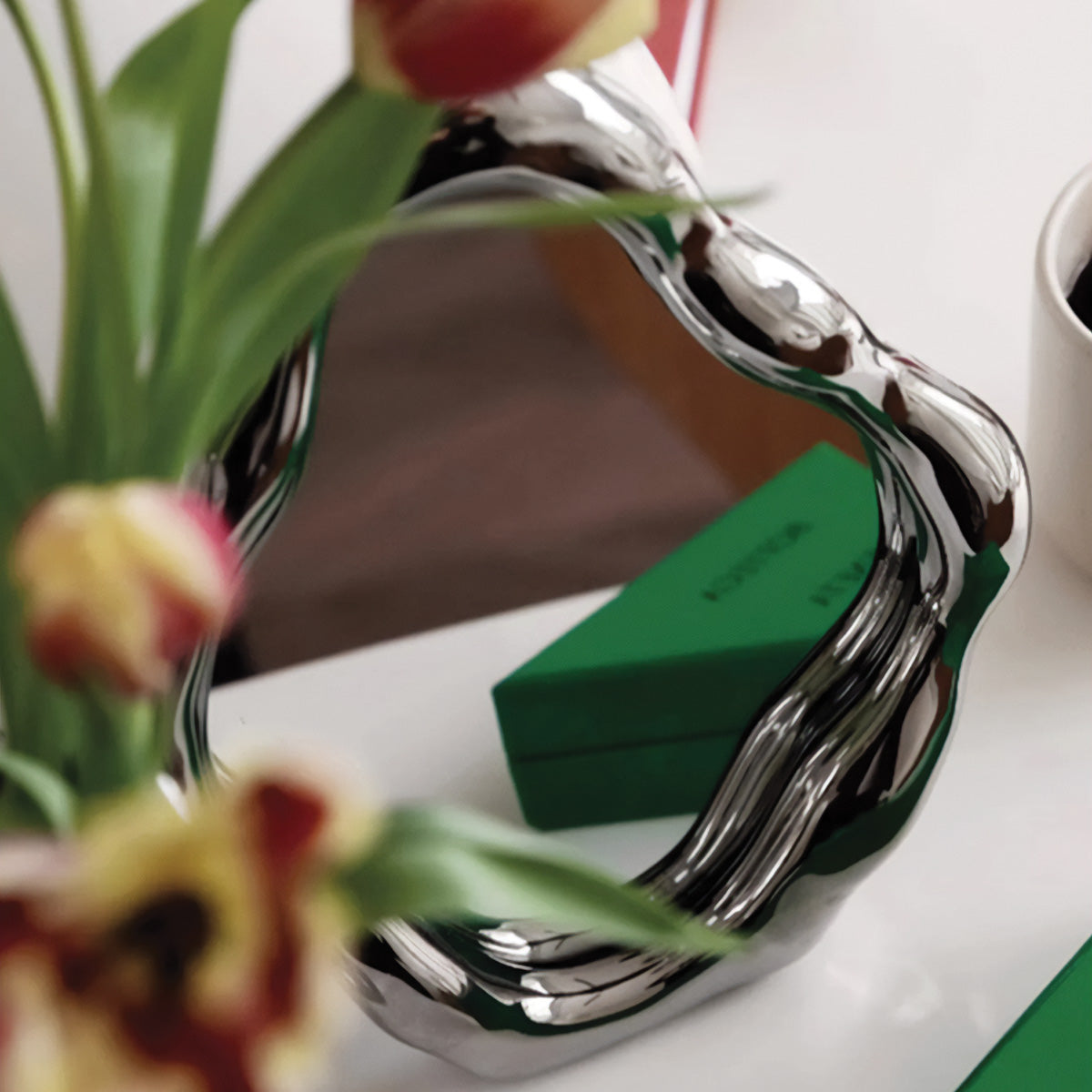 Miroir de Table Aura | Design Élégant, Parfait pour Toilette et Maquillage