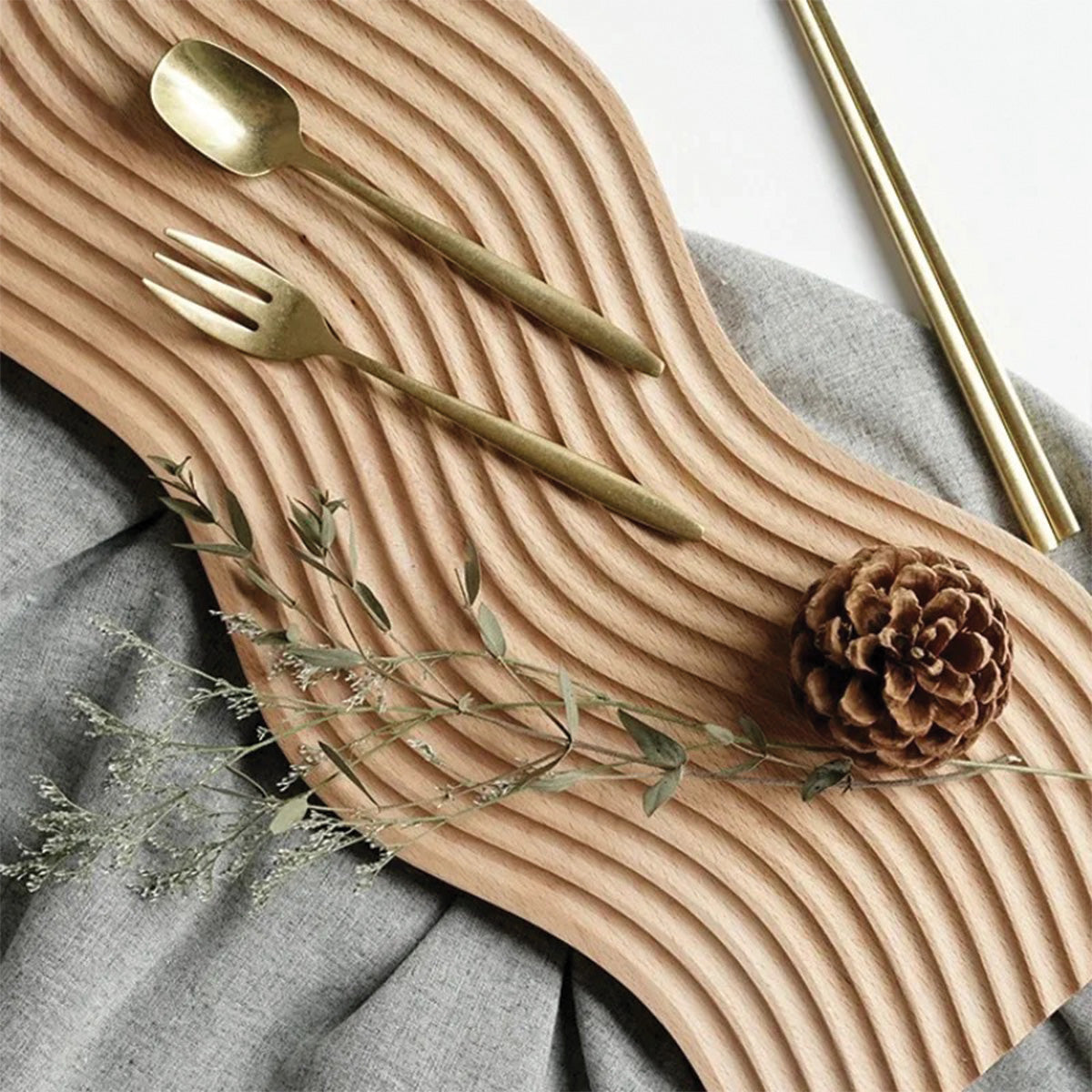 Plateau en Bois Ondulé | Élégant Plateau en Bois Naturel, Accessoire de Maison Stylé