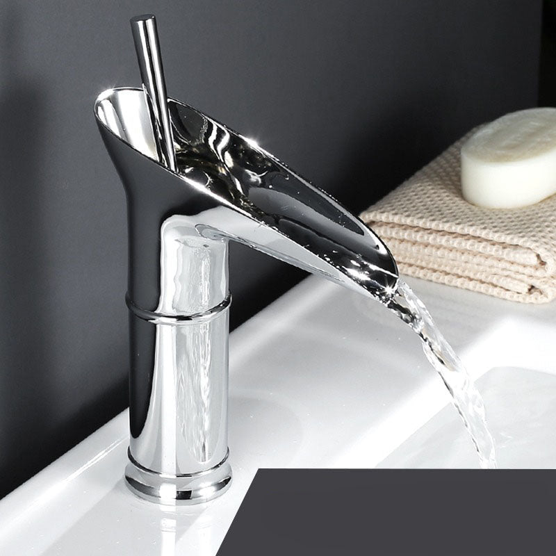Robinet de lavabo de salle de bain en cascade antique | Élégance classique, confort moderne