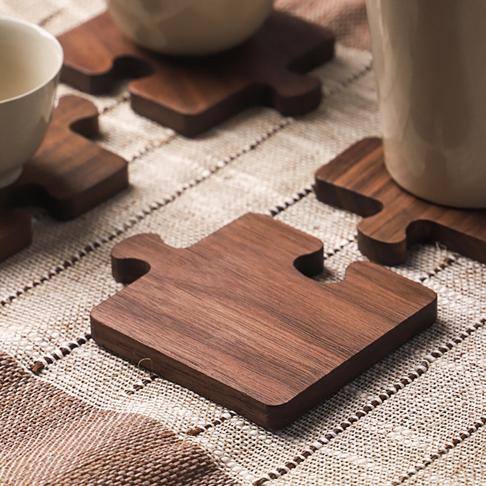 Sous-verres en noyer - Puzzle | Solution de table en bois fonctionnelle et élégante