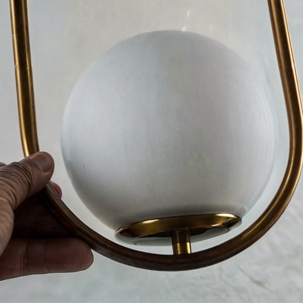 Suspension nordique | Corps doré, abat-jour en verre, hauteur réglable