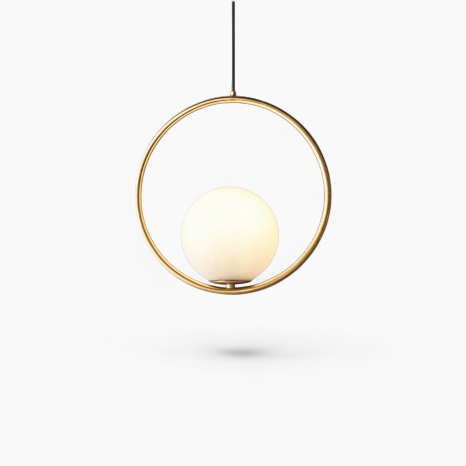 Suspension nordique | Corps doré, abat-jour en verre, hauteur réglable